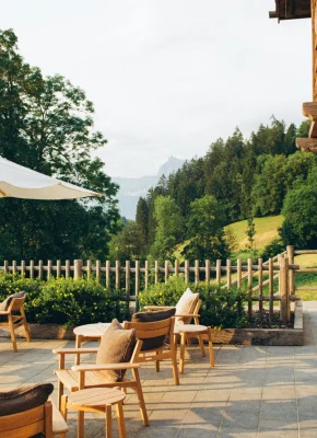 Chalet zannier en été terrasse ensoleillée