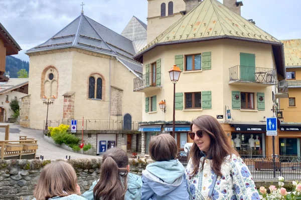 Famille se promenant dans le centre du village de Megève