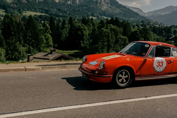 Porsche rouge sur route de montagne à Megève
