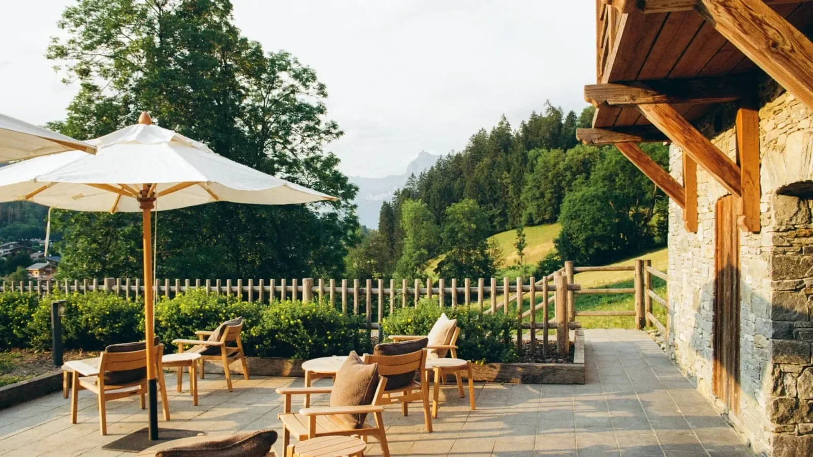 Terrasse de restaurant avec vue nature à Megève