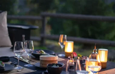 Table de restaurant en extérieur à Megève