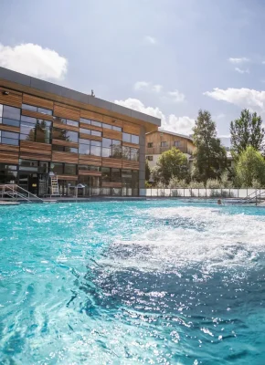 Bassin avec jets d’eau dans piscine à Megève