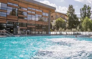 Bassin avec jets d’eau dans piscine à Megève
