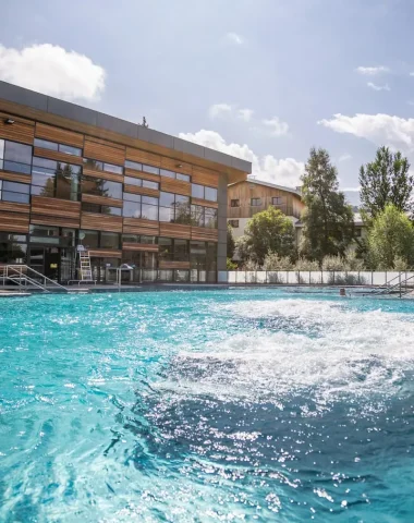 Bassin avec jets d’eau dans piscine à Megève