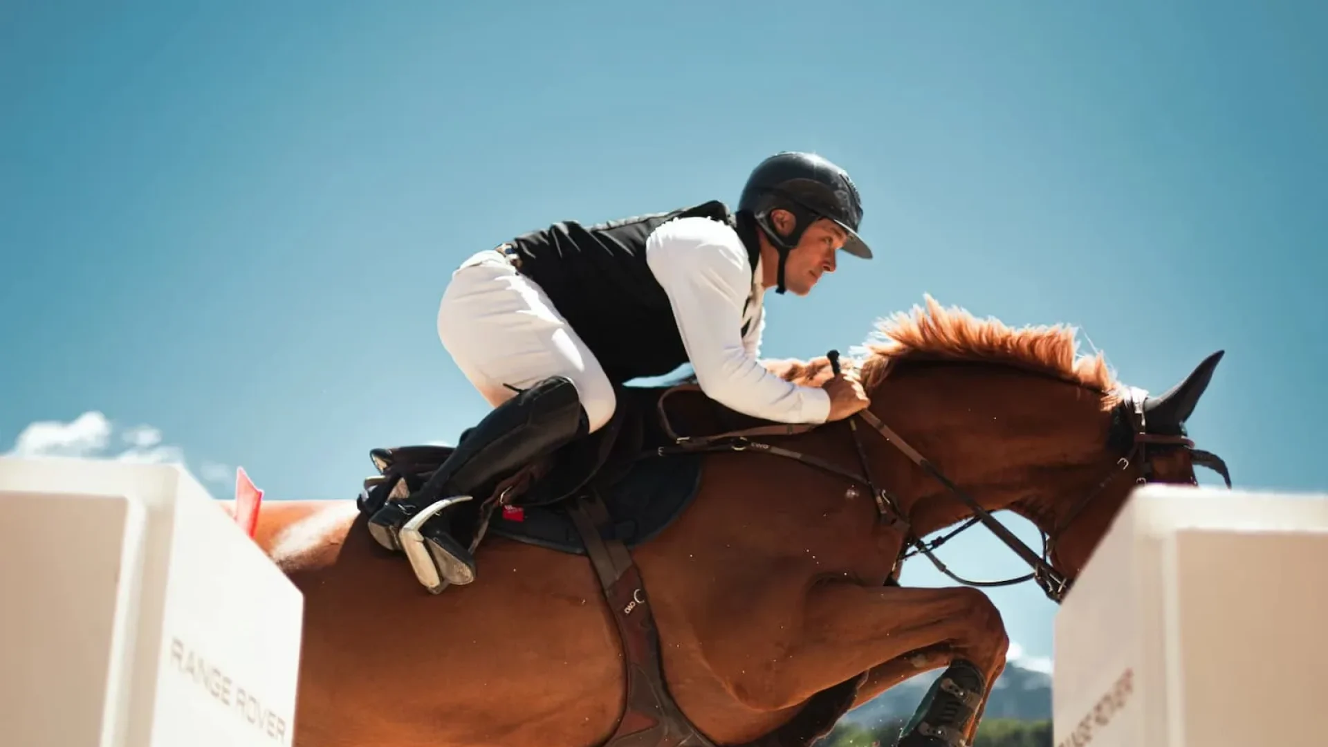 Cavalier sautant un obstacle à Megève