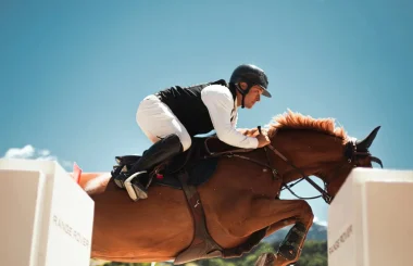 Cavalier sautant un obstacle à Megève