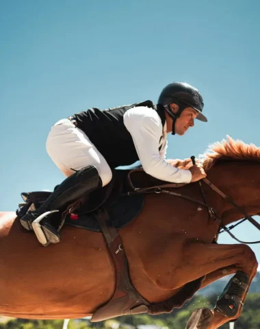 Cavalier sautant un obstacle à Megève