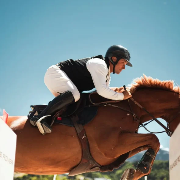Cavalier sautant un obstacle à Megève