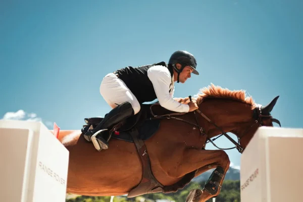 Cavalier sautant un obstacle à Megève
