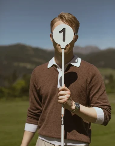 Golfeur qui se cache avec un paneau blanc