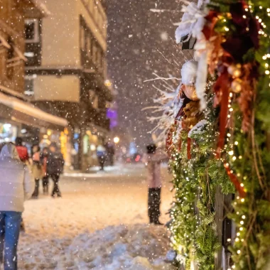 Rue du centre de Megève décorée et enneigée en hiver