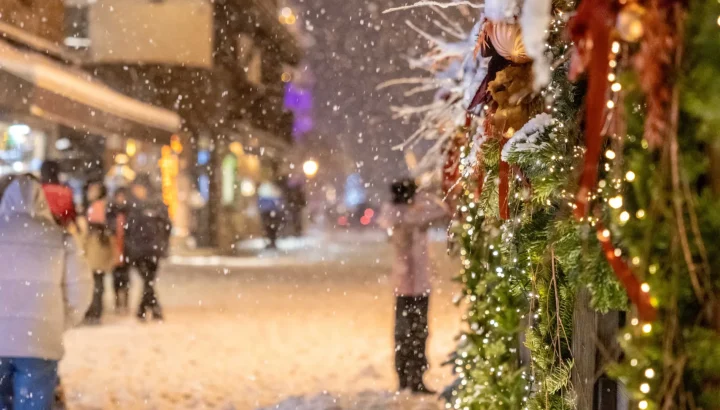 Rue du centre de Megève décorée et enneigée en hiver